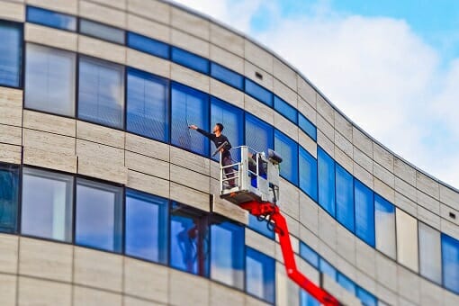 Gebäudereiniger beim Fassade reinigen Fassadenreinigung durch einen Gebäudereiniger