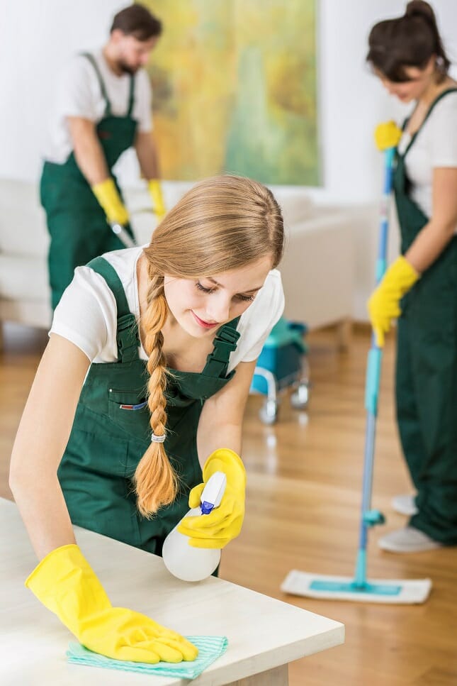 professionelles Reinigungsteam Team eines Reinigungsservice bei der Arbeit